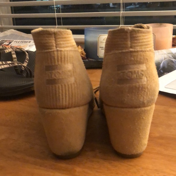 Toms wedge heel boots size 8. - Picture 3 of 3